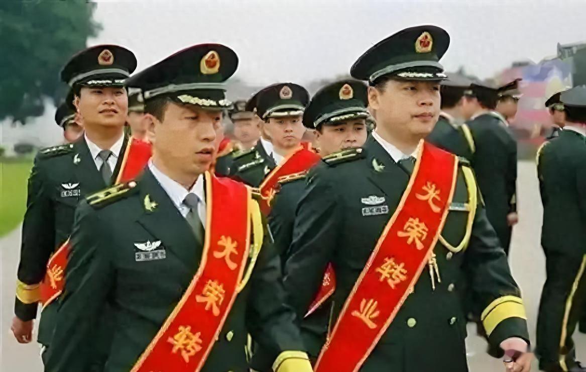 他干了16年兵，当了8年后勤科长，转业时没选铁饭碗，揣着一笔买断钱去了深圳。
没