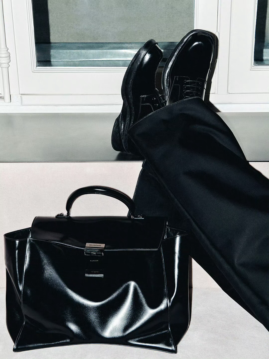 ‌Balenciaga Hourglass Avenue 手袋广告，国际超模刘雯