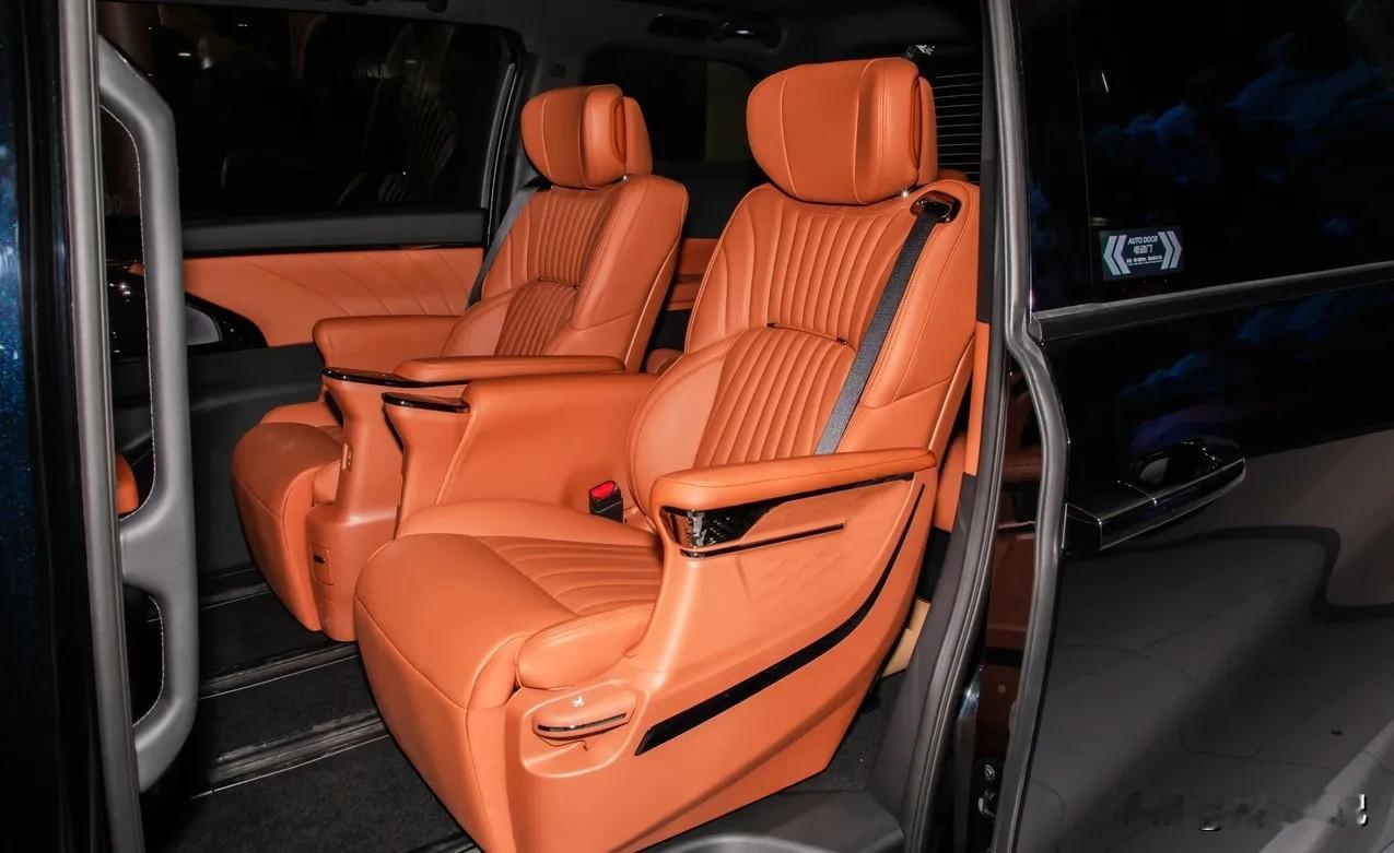 前几天，我去西安凤城八路，和在这里上班的同学聊天，他说现在普通家庭选车，大部分想