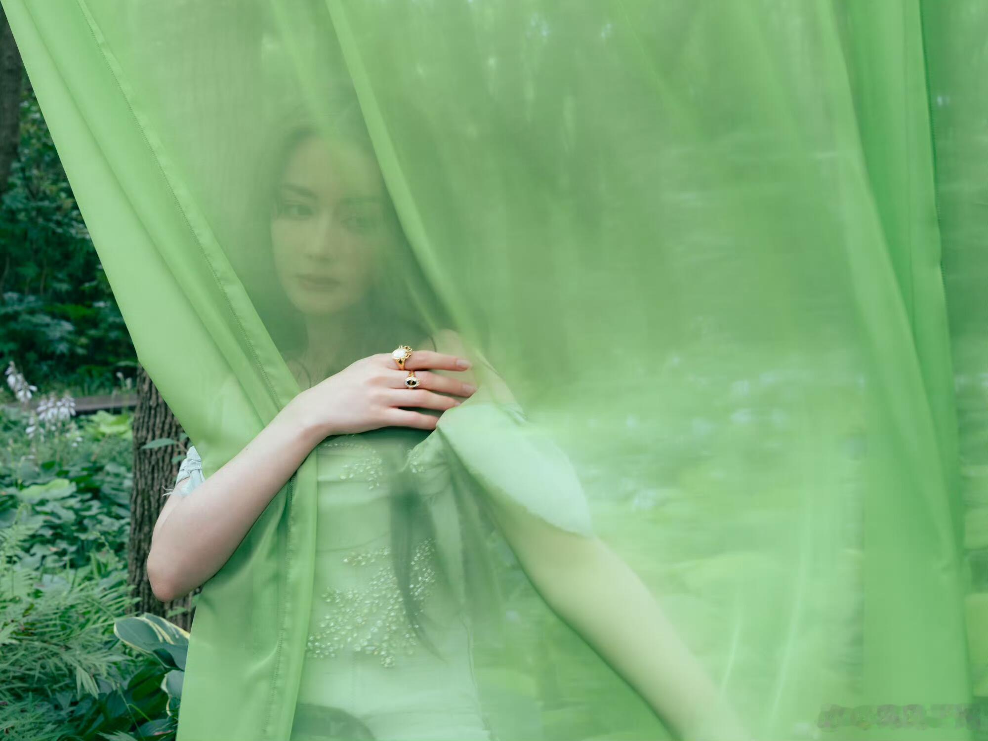 迪丽热巴不愧是迪不修杂志图也太绝了吧，迪丽热巴这组好有夏天的感觉，不愧是她！ 