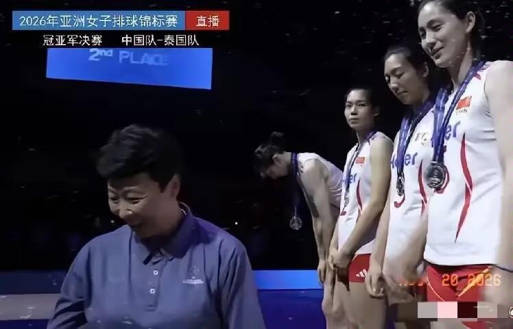 真是太尴尬了！亚锦赛中国女排2:3不敌泰国队，为中国女排颁发银牌的竟然是泰国队主
