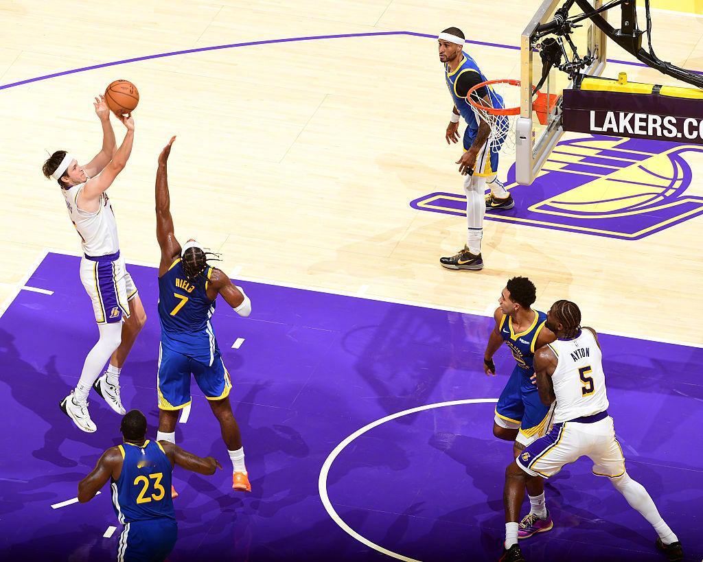 赢了！赢了！湖人126-116勇士，迎来季前赛首胜！里夫斯21分3篮板3助攻，八