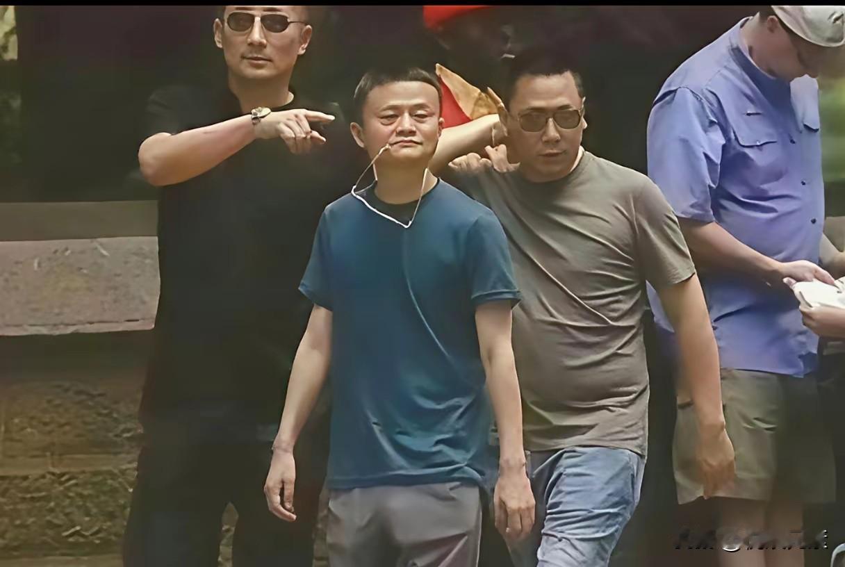巅峰时期的马云，
有些“痞里痞气”，
妥妥的江湖大佬气派。