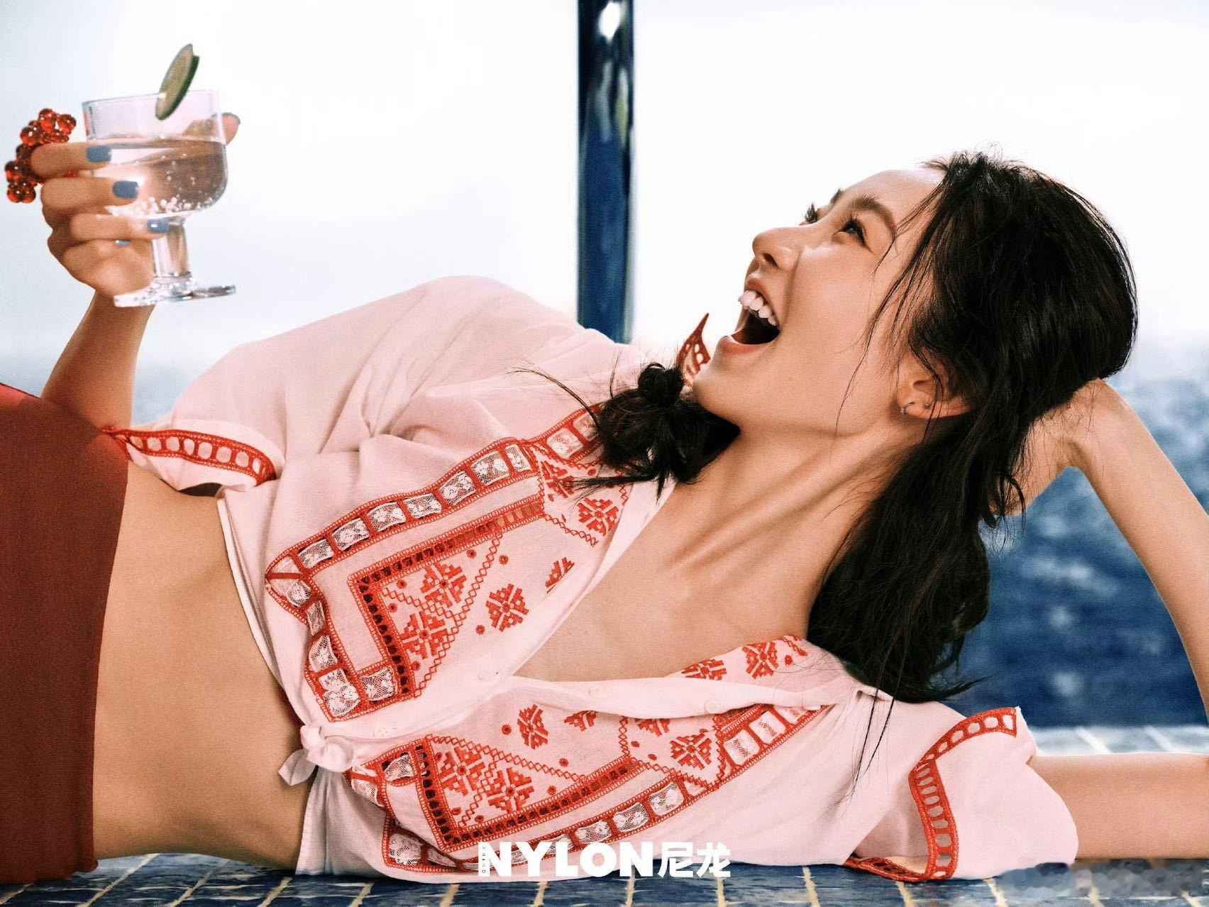 张艺凡向涵之亲了被两位妹妹的互动狠狠戳中！没有刻意营业，就是拍杂志时随性的亲密贴