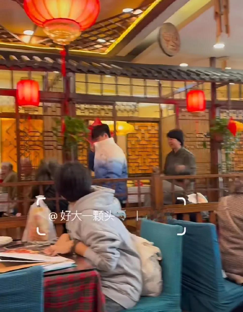 前几天体总门口的饭店火了，
因为有网友偶遇王楚钦去那里吃饭了，
所以很多附近的网
