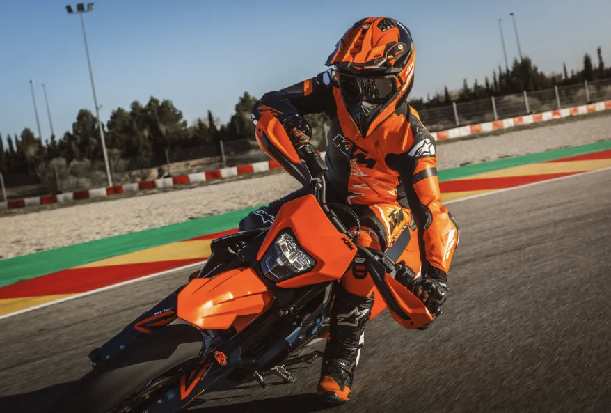 车市热门[超话] 2026款KTM 690 SMC R——一台将单缸发动机的野性