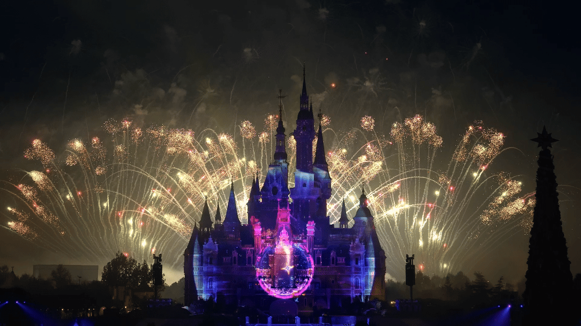 这一年工作结束后，专门为一场上迪烟花赶来。原本只是想给自己一个暂停键，没想到被城