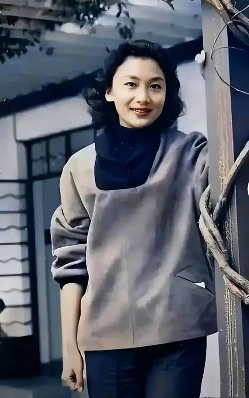 1948年，金庸第一次见到夏梦，整个人都神魂颠倒，为了接近她，金庸偷偷换了笔名“