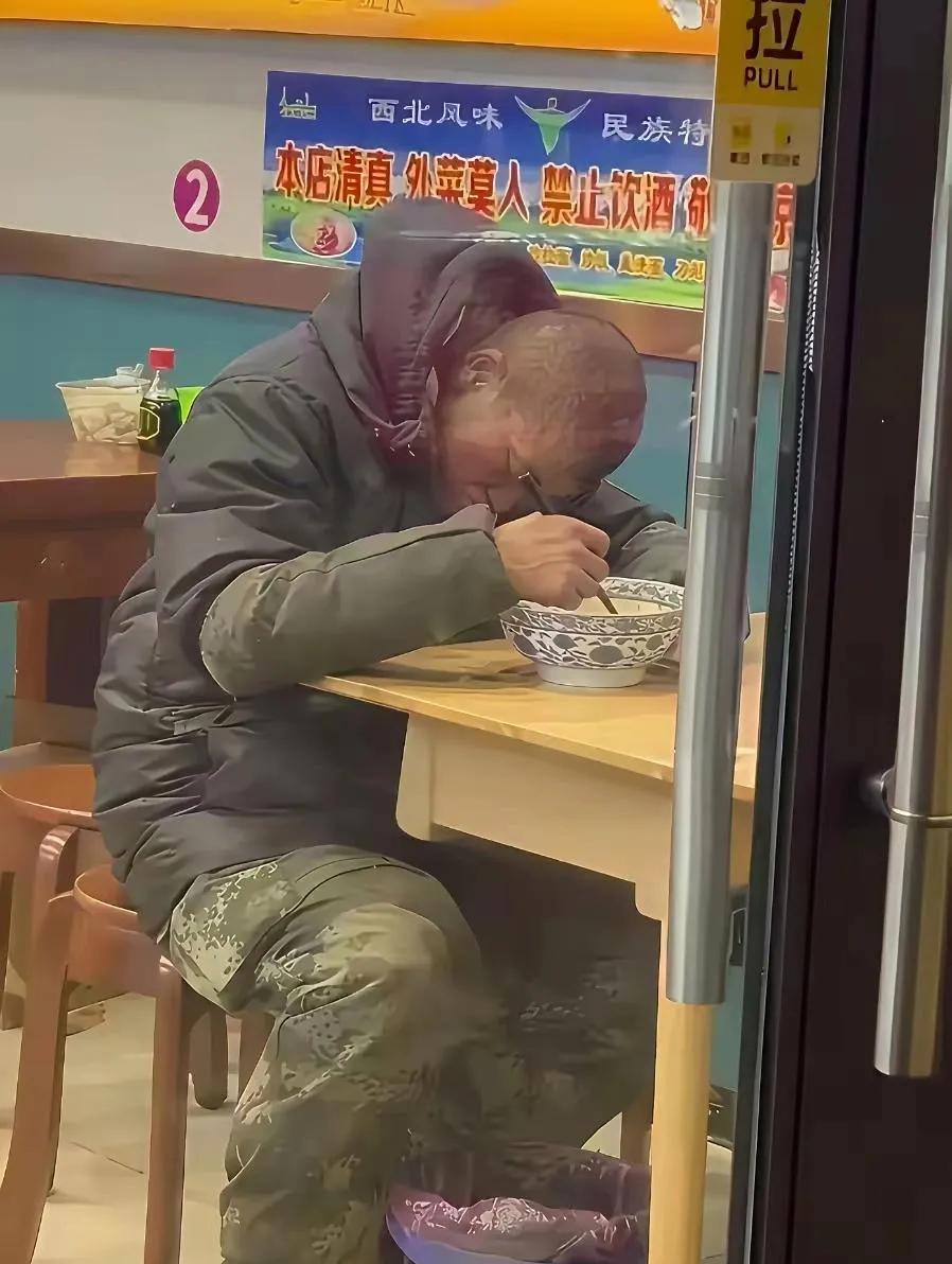 看这吃饭的架势，猜猜这哥们儿是干啥工作的？