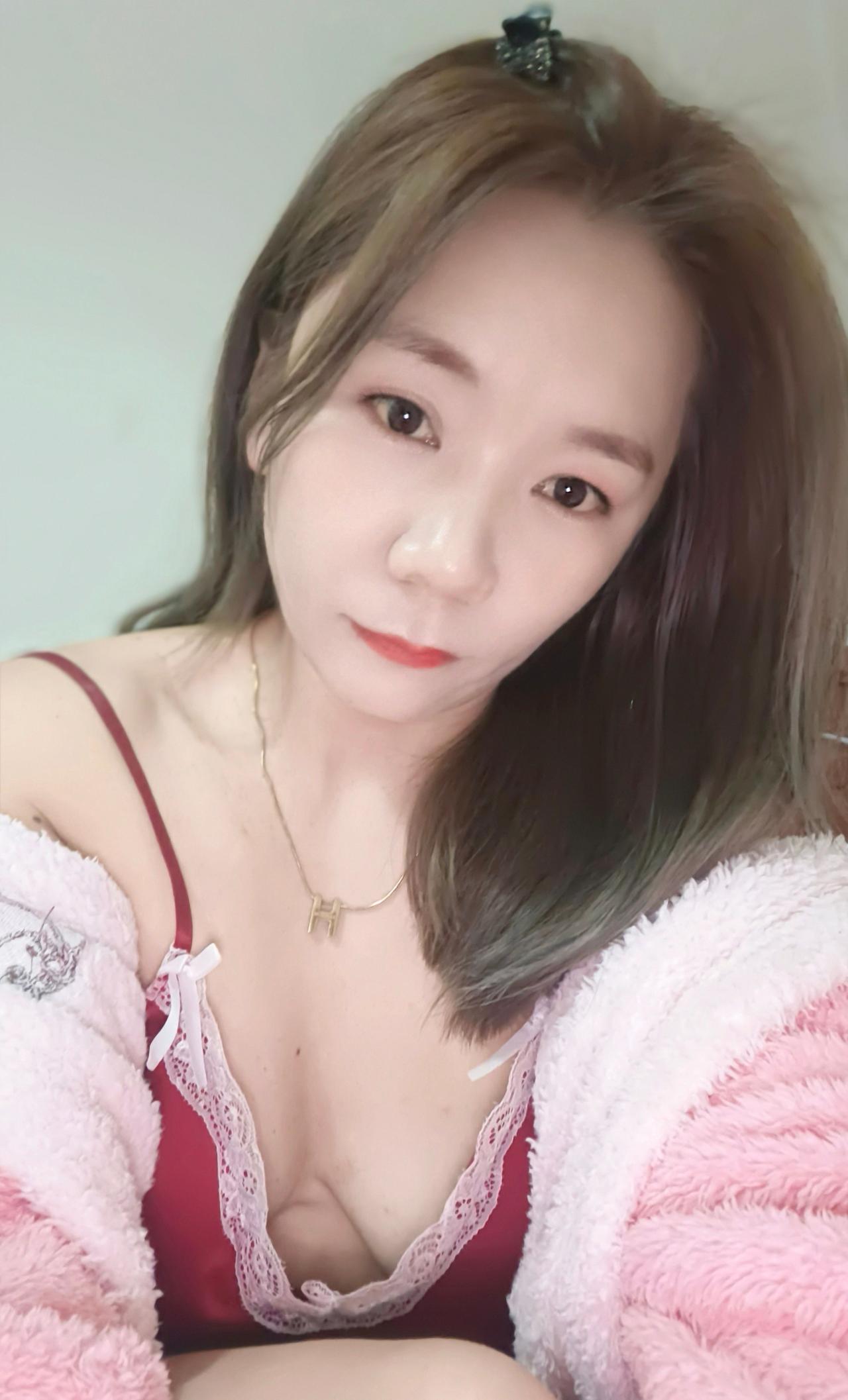 甜美少女风，粉色毛绒外套，蕾丝内衣，温柔妆容，元气满满！💖💕💖