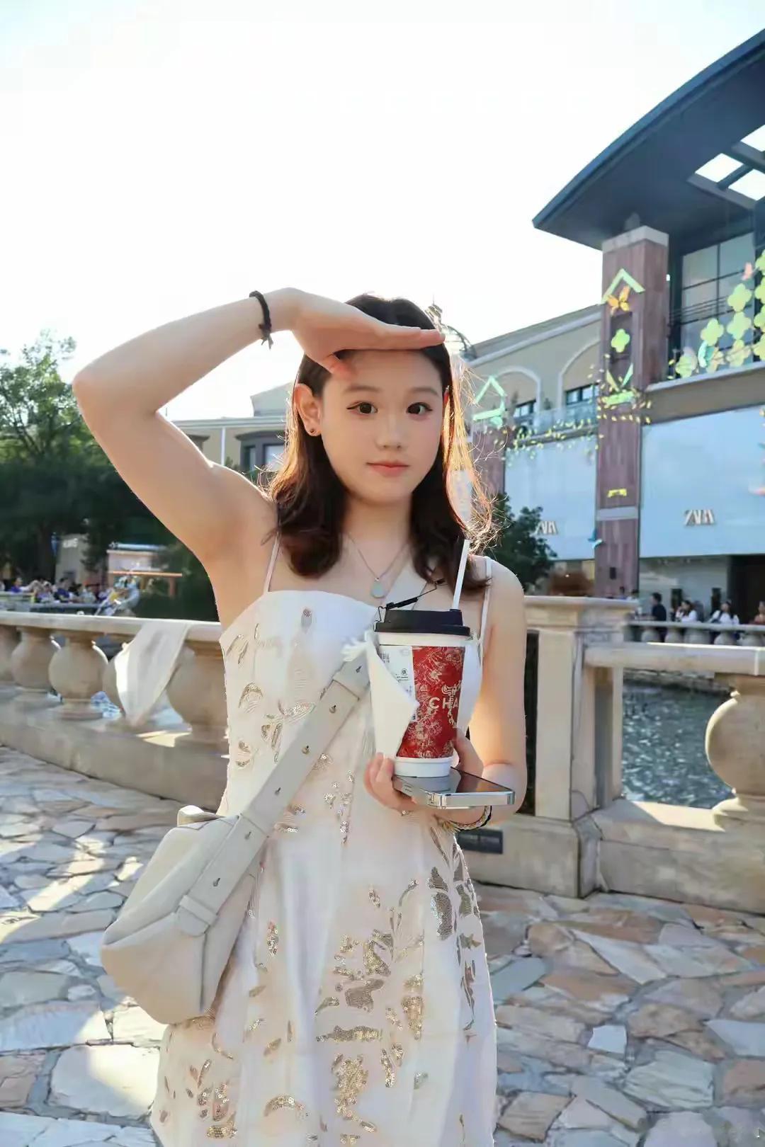 来自张家齐的动态照片。
这小妞越来越漂亮了，一点淡妆，一个小动作，已然是一个大姑