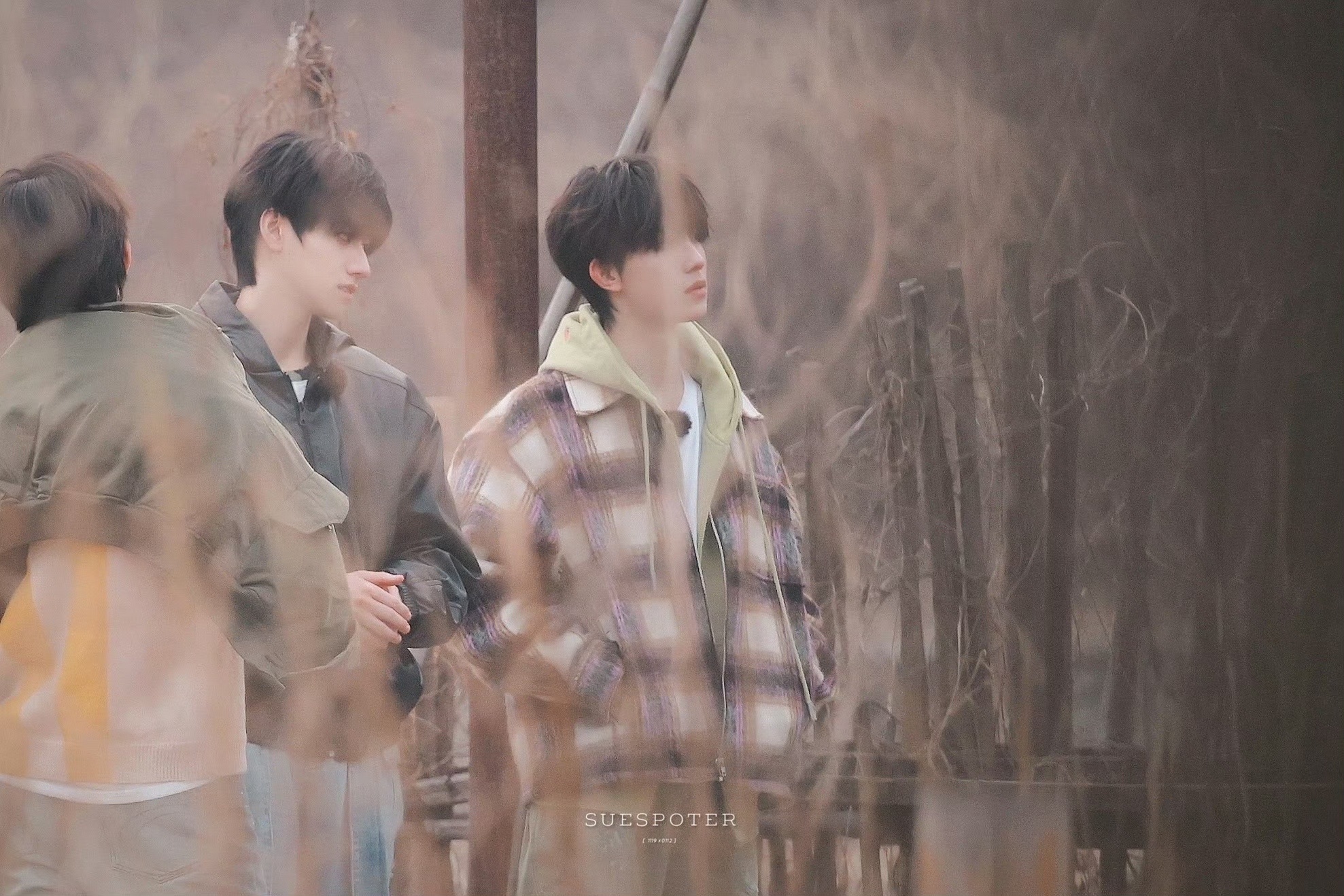 山野田间，自在少年。朱志鑫苏新皓认真又温柔，烟火气里藏着最动人的安稳与美好🌤️