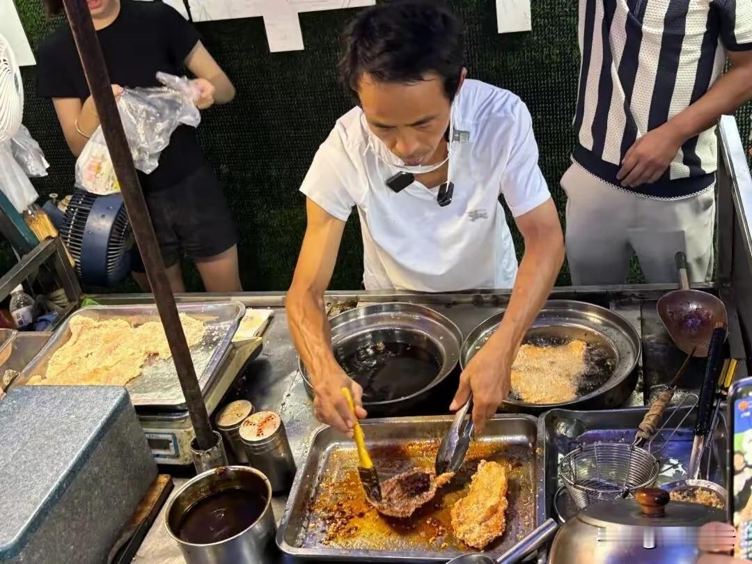 6元鸡排完胜西贝，真诚才是顶流密码

在江西景德镇五中附近，一位被网友亲切称作“