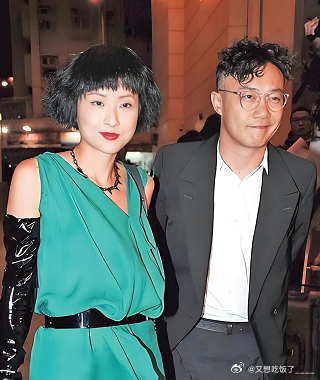 陈奕迅，引发热议。 52岁的陈奕迅，冲上热搜，让人意外的是，其他香港明星都在抛售
