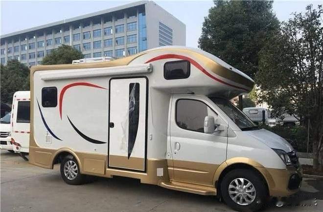 高三家长把"家"搬进房车！江苏扬州一爸爸为了保证高三女儿每天能多睡一会，节省每天