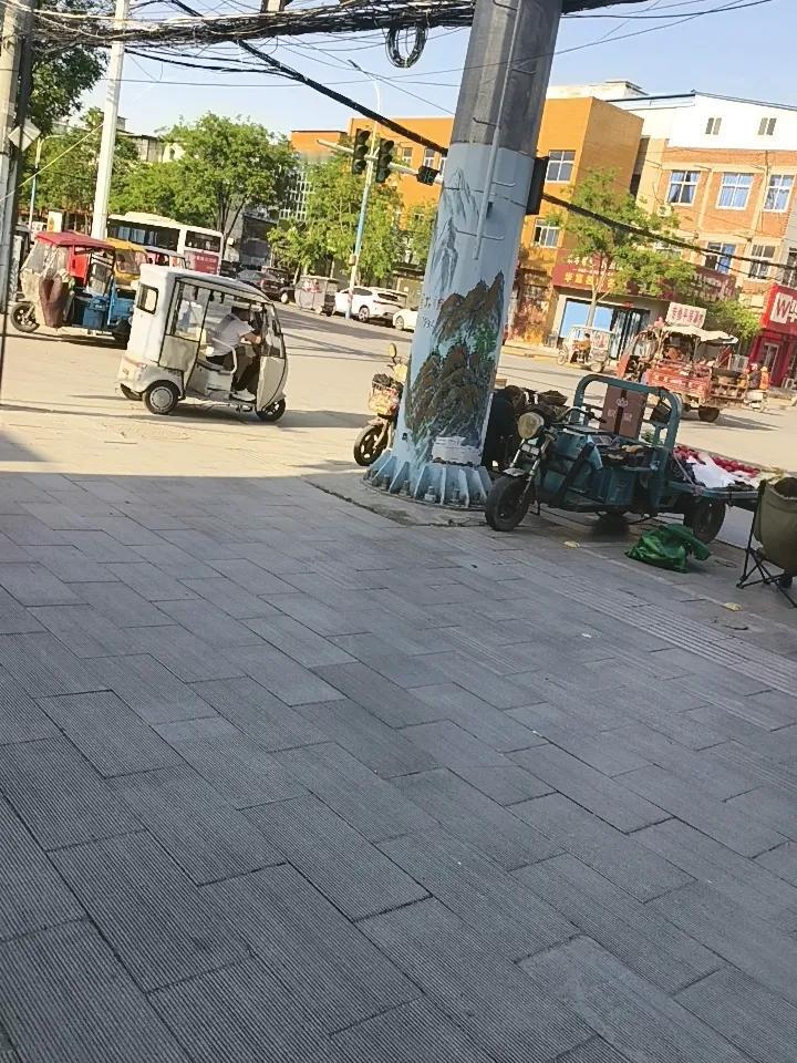 我真的很烦你住在我家
     大热天的，你方便吗？我说没床，你自己买个床放在我