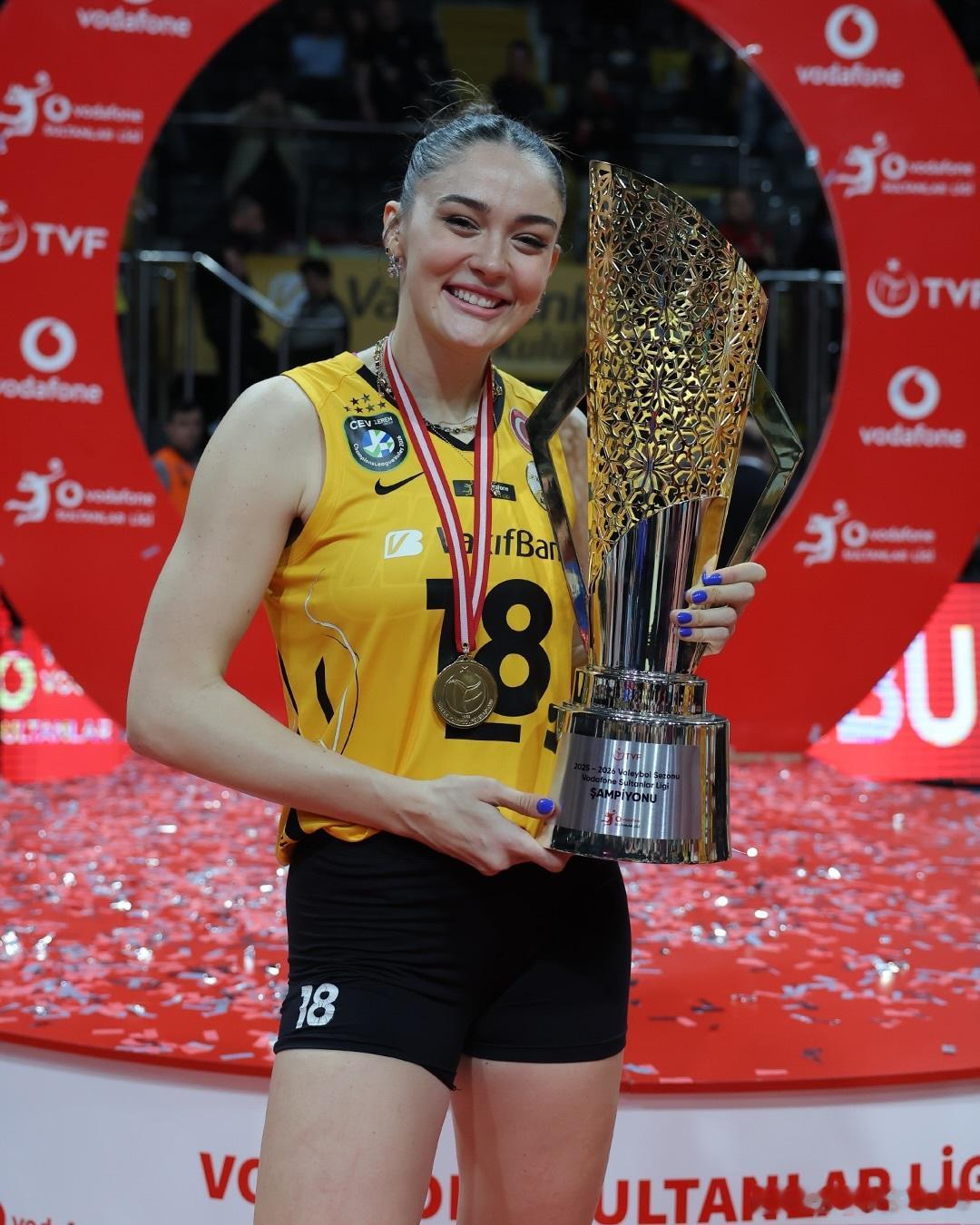 排球 🏆 泽赫拉.居内什作为队长，携瓦基弗银行队连续两个赛季捧起超级联赛的冠军