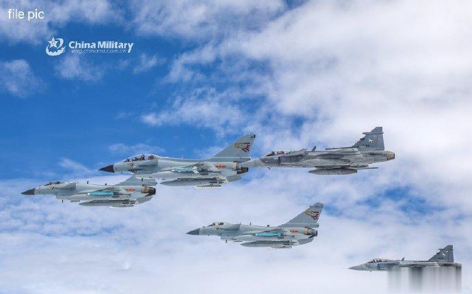猛龙和鹰狮，谁更漂亮点？中泰空军联合训练已于9日泰国乌隆空军基地开始举行。

谁