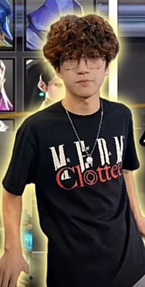 突然想起来个事 上次的见面会 好多印了这张照片要签名的这个照片是ai的 不是dy