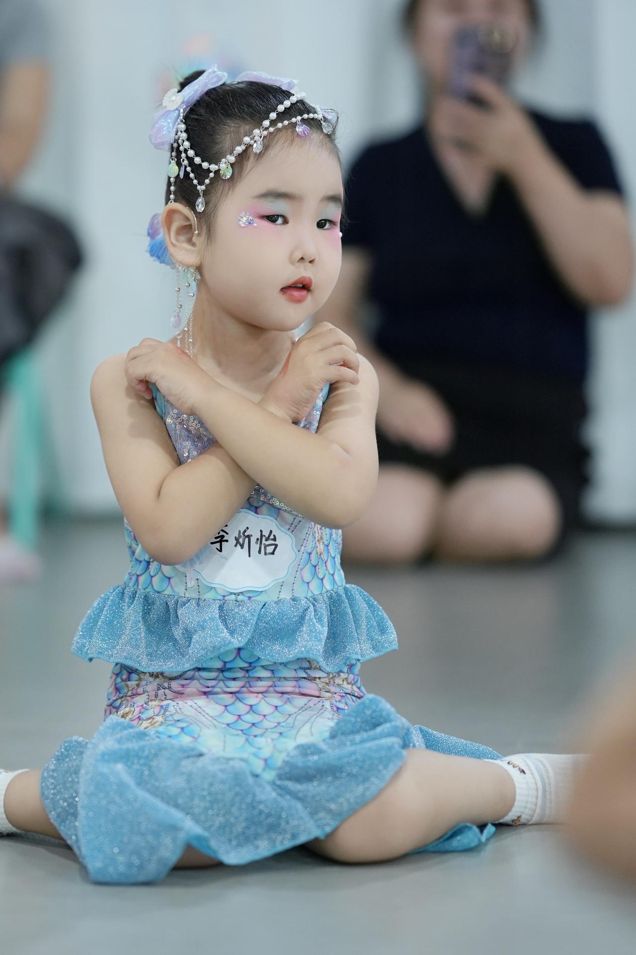 蓝色舞裙小女孩 这是舞蹈启蒙最美的开始 萌娃舞蹈