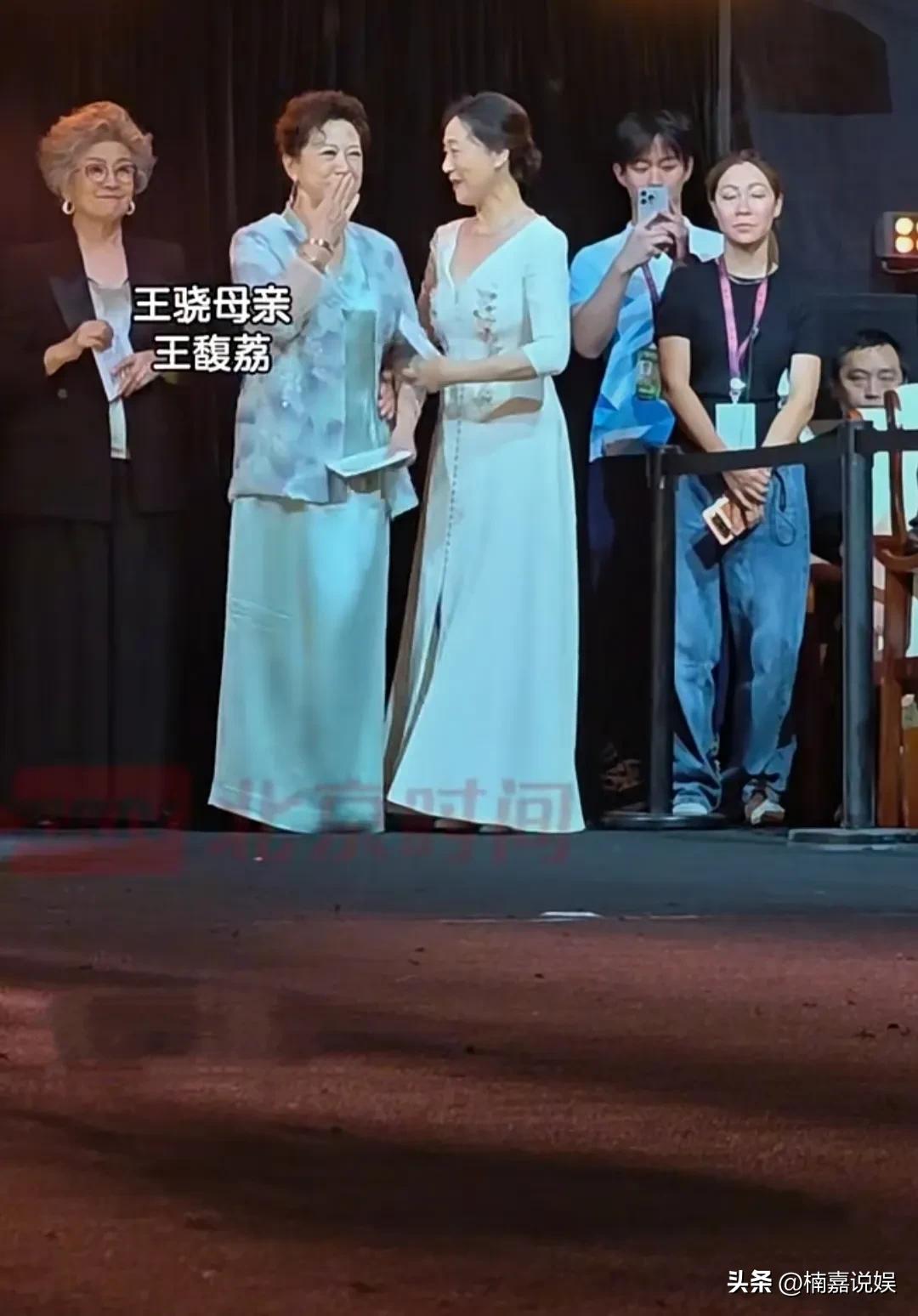 这一幕，真的让人感动！
一个靠自己在圈里努力的星二代，在拿得奖项后，台上的老母亲
