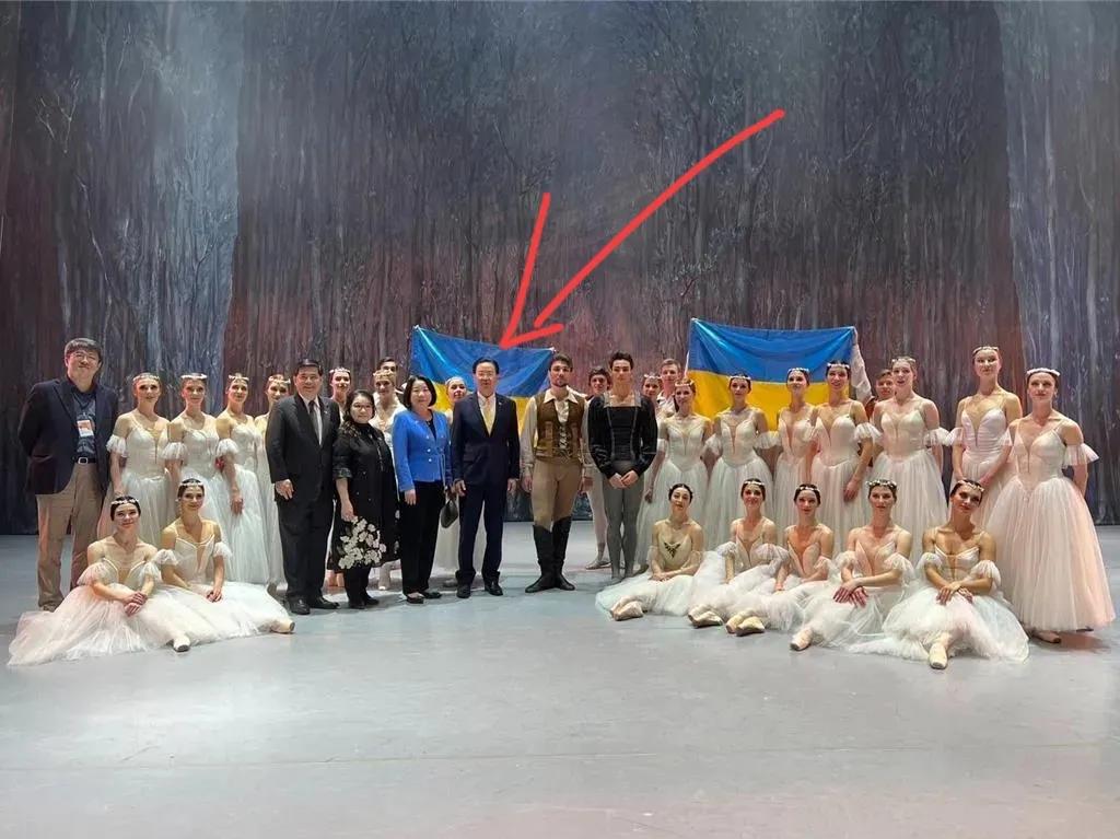 “台独”顽固分子吴钊燮在这场演出后高寒高喊 “Slava Ukraini”（荣光