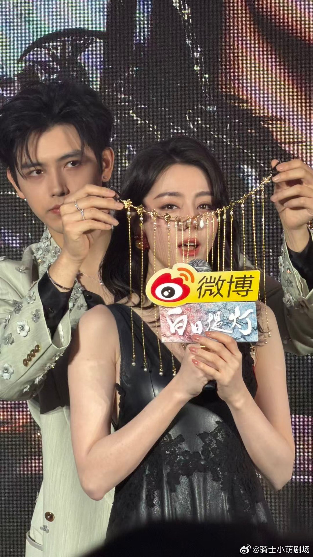 陈飞宇帮迪丽热巴戴脸链戴脸链这一段又甜又有氛围感，台词和名场面还原到位，越看越有