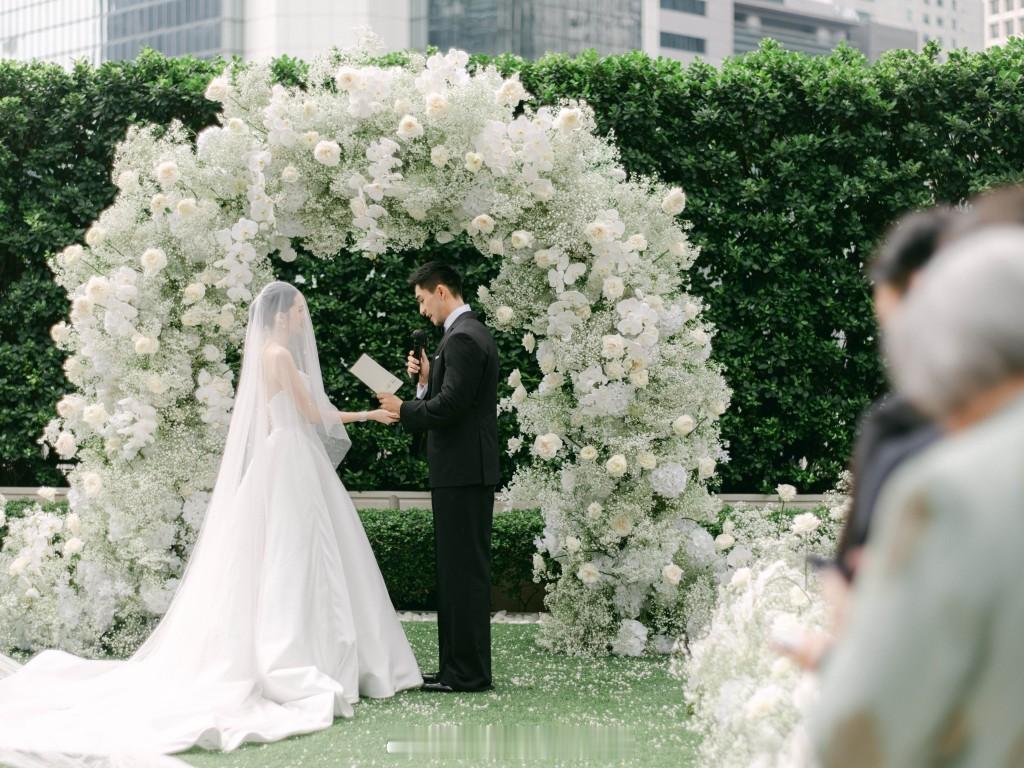 星岛：吴婉芳公开次子胡智同豪门婚礼高清照 儿媳Kristy气质出众 名车花海尽显