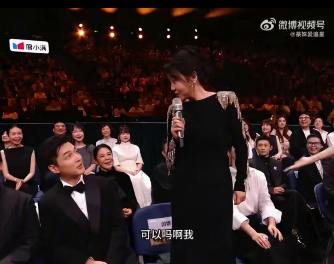 闫妮依旧微醺了闫妮说获奖了就拥抱胡歌杨紫 今晚金鹰奖晚会上的这段发言太出圈，闫妮