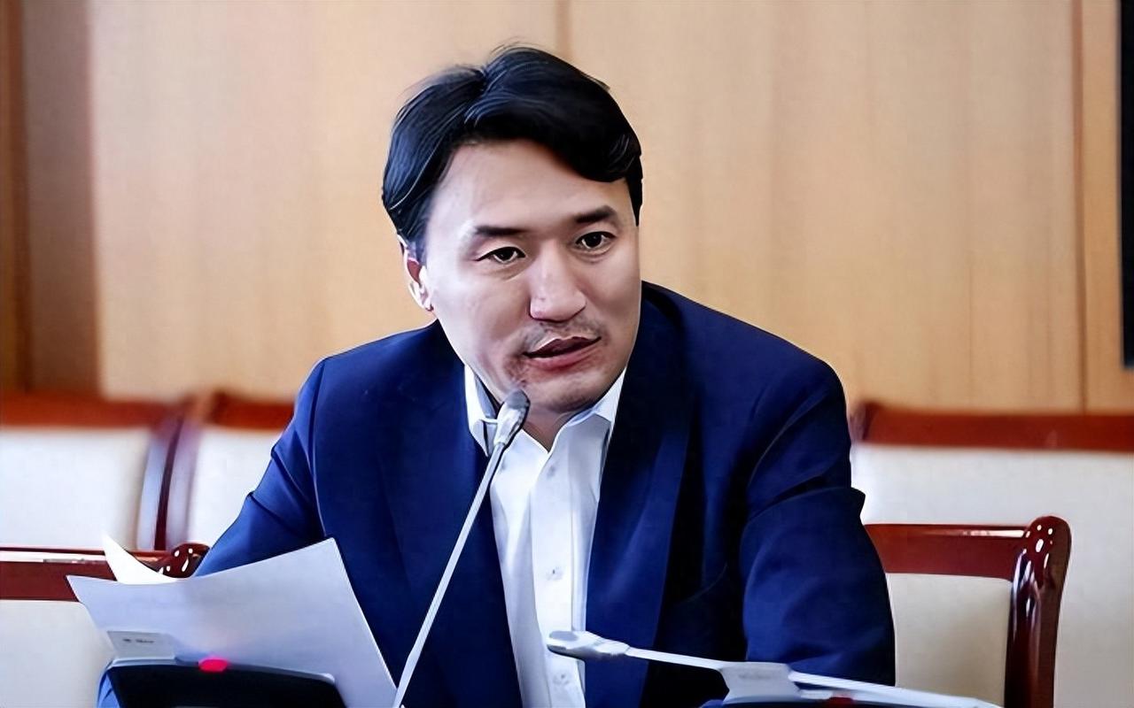 一边冬天餐桌上的白菜土豆离不开中国供应链，一边却纵容一伙人闯进中资油田营地砸东西