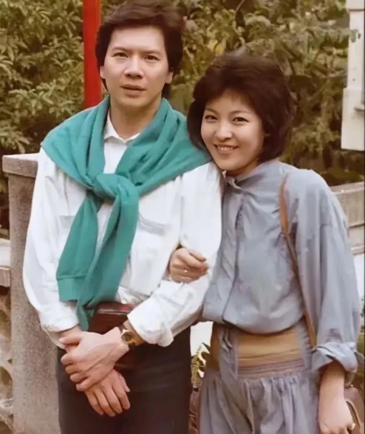 向华强与陈岚：光影内外的携手岁月

1979年，一张定格在香港新界公园的老照片，