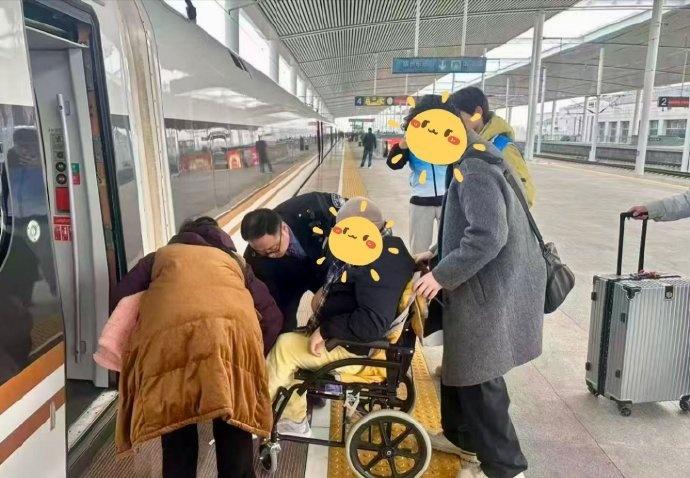 @上铁合肥客运段官微 说，3月22日，G1741次列车在徐州东站准备发车时，乘务