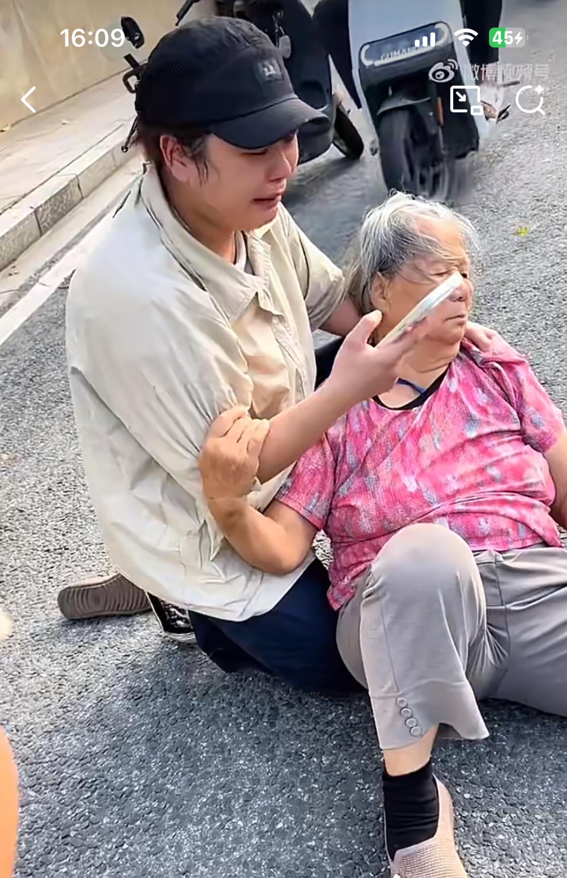 小女孩骑电瓶车逆行，把老太给撞倒了。小女孩抱着老太紧张的哭起来，路人帮她报了12