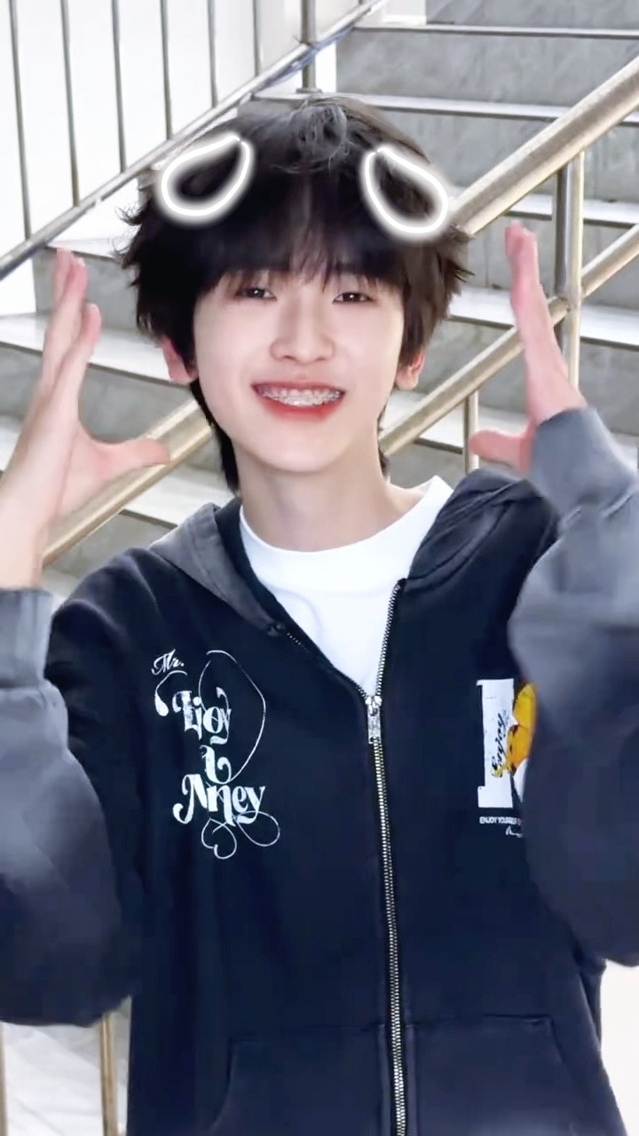 左奇函跳印尼咳嗽舞，rap担的力度和律动也很舒服哎左奇函cha印尼咳嗽舞