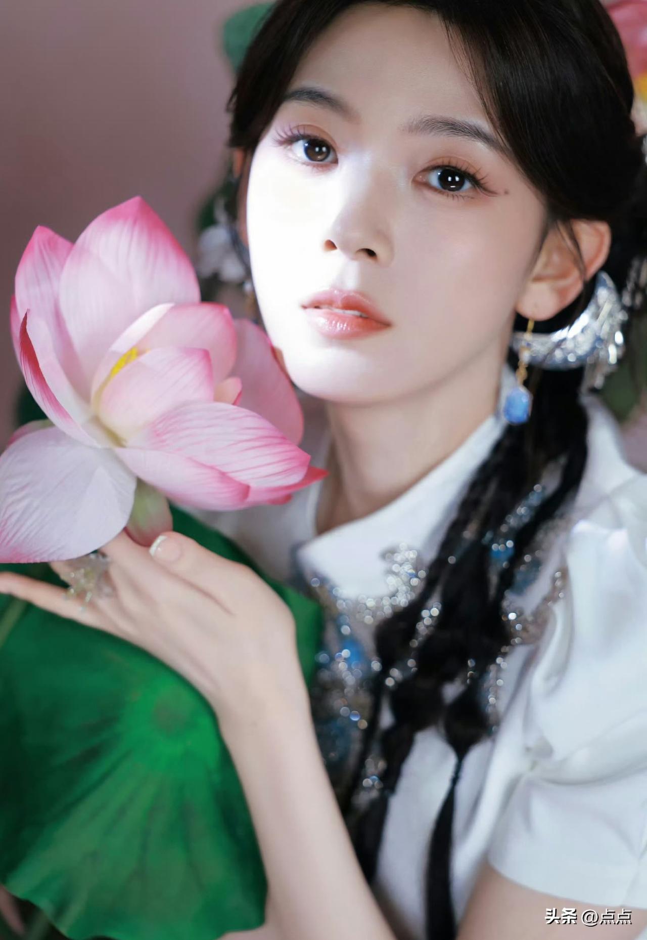 陈瑶素颜现身录制《我家那闺女》，褪去精致妆容反而愈发干净惊艳，素颜状态依旧颜值能