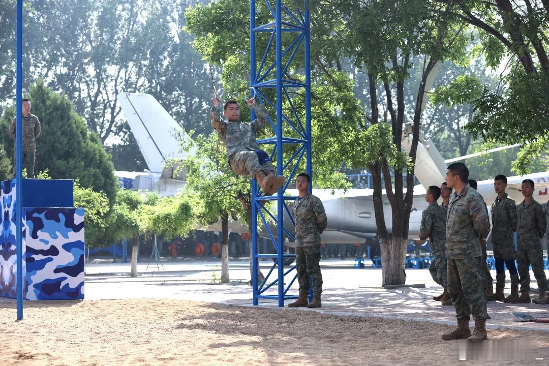 海航大某训练基地首次跳伞训练，运-5C ​​​