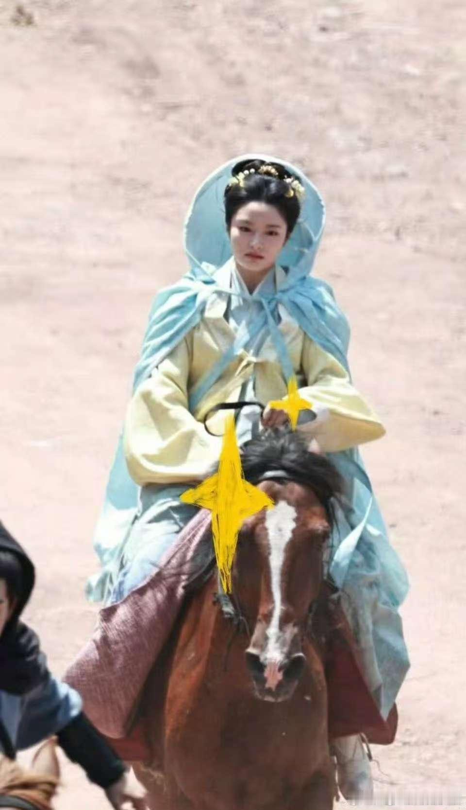 徐若晗红尘四合骑马路透徐若晗红尘四合骑马造型徐若晗红尘四合骑马造型，路透来了，确