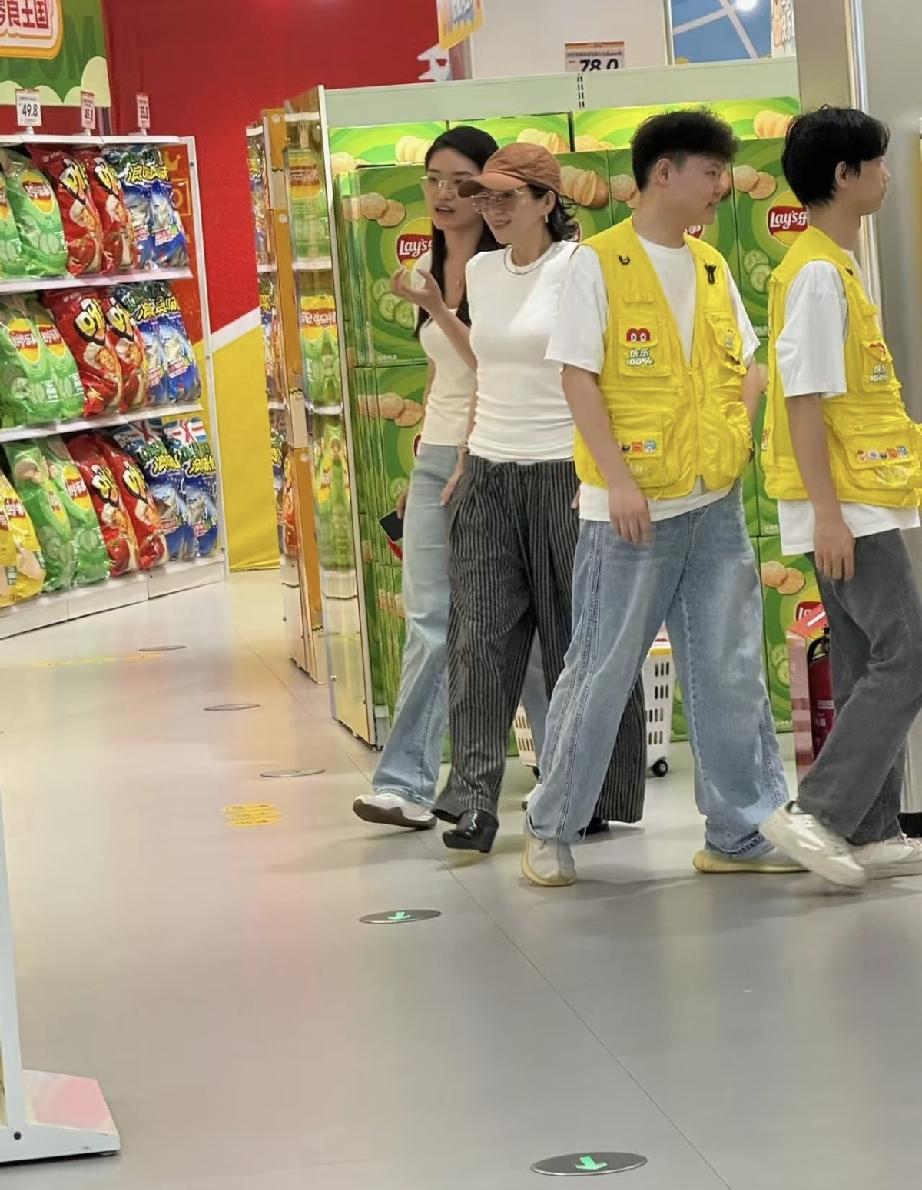 章子怡在长沙零食王国把外套脱了以后，这体态真像一个老太太，身材干瘪胸部还有点下垂