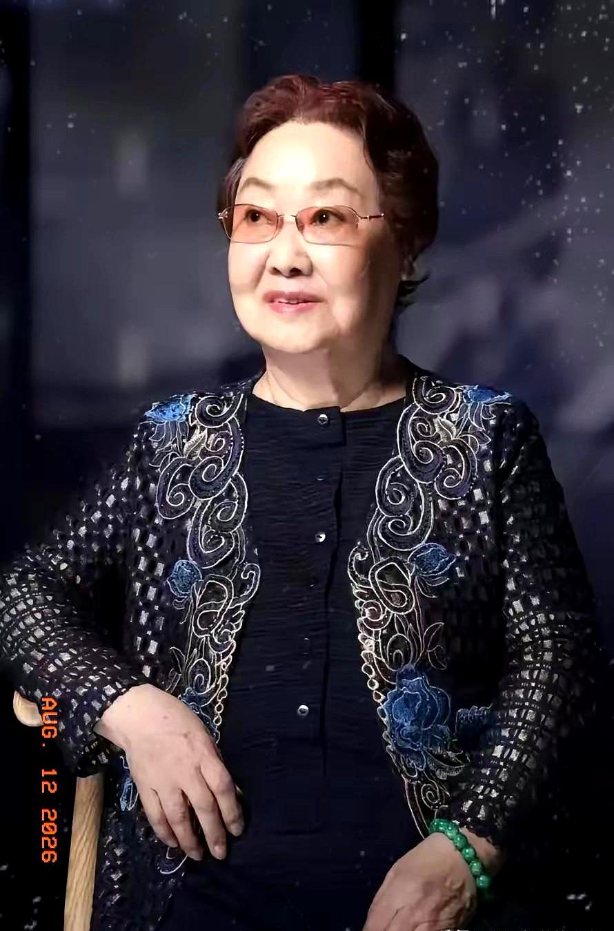 唱了一辈子《我的祖国》，台上的郭兰英风光无限，可她的感情路却走得格外揪心。
前夫