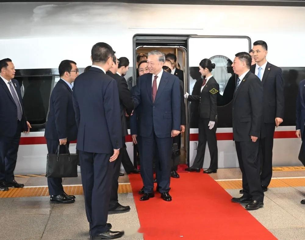 苏林乘高铁赴雄安新区参访。 