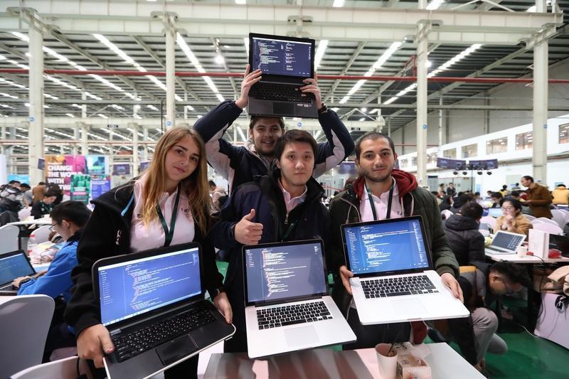 死气沉沉的人当然能找到工作。像一些技术岗，比如程序员、数据分析师，主要靠技术实力