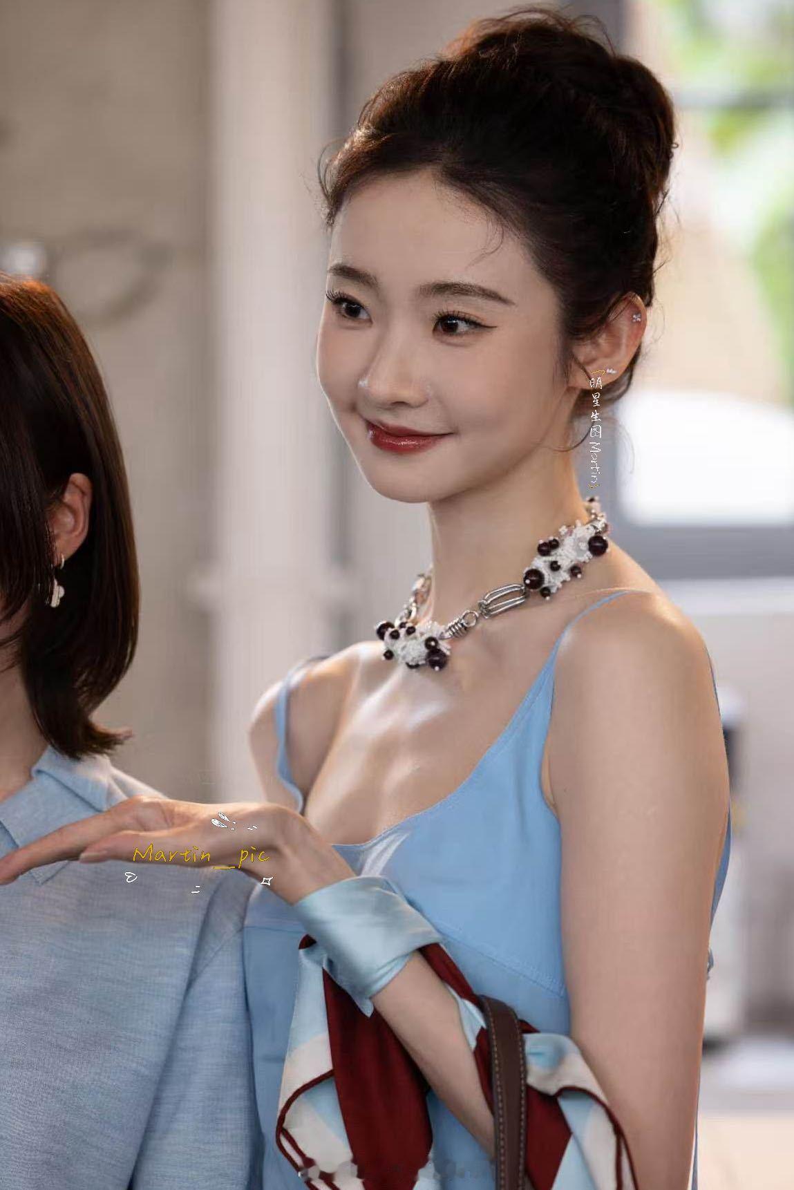 张艺凡 张艺凡今日份活动生图高贵的小天鹅 张艺凡的肩颈太优越啦张艺凡电影三心两意