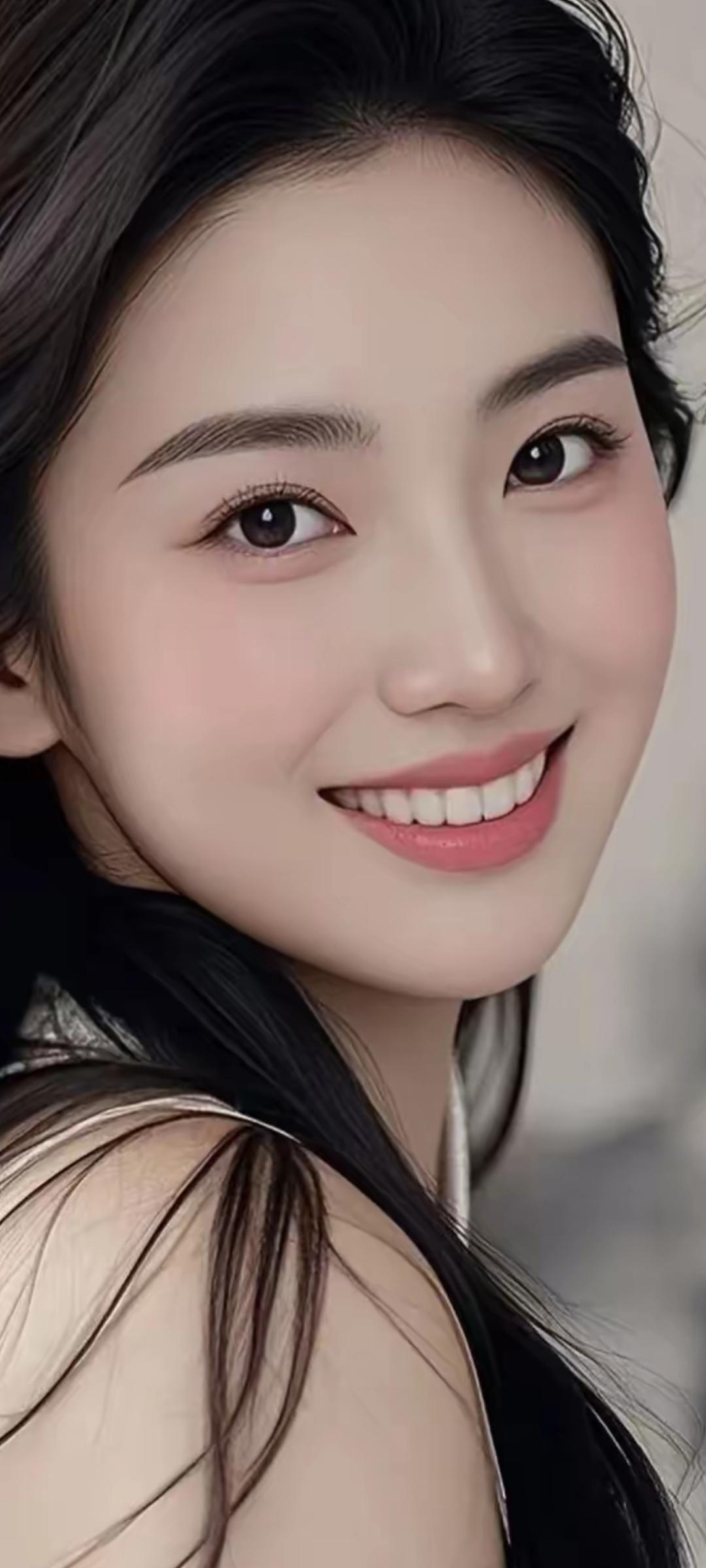 甜美笑容，温柔眼眸，黑发飘逸，气质如仙