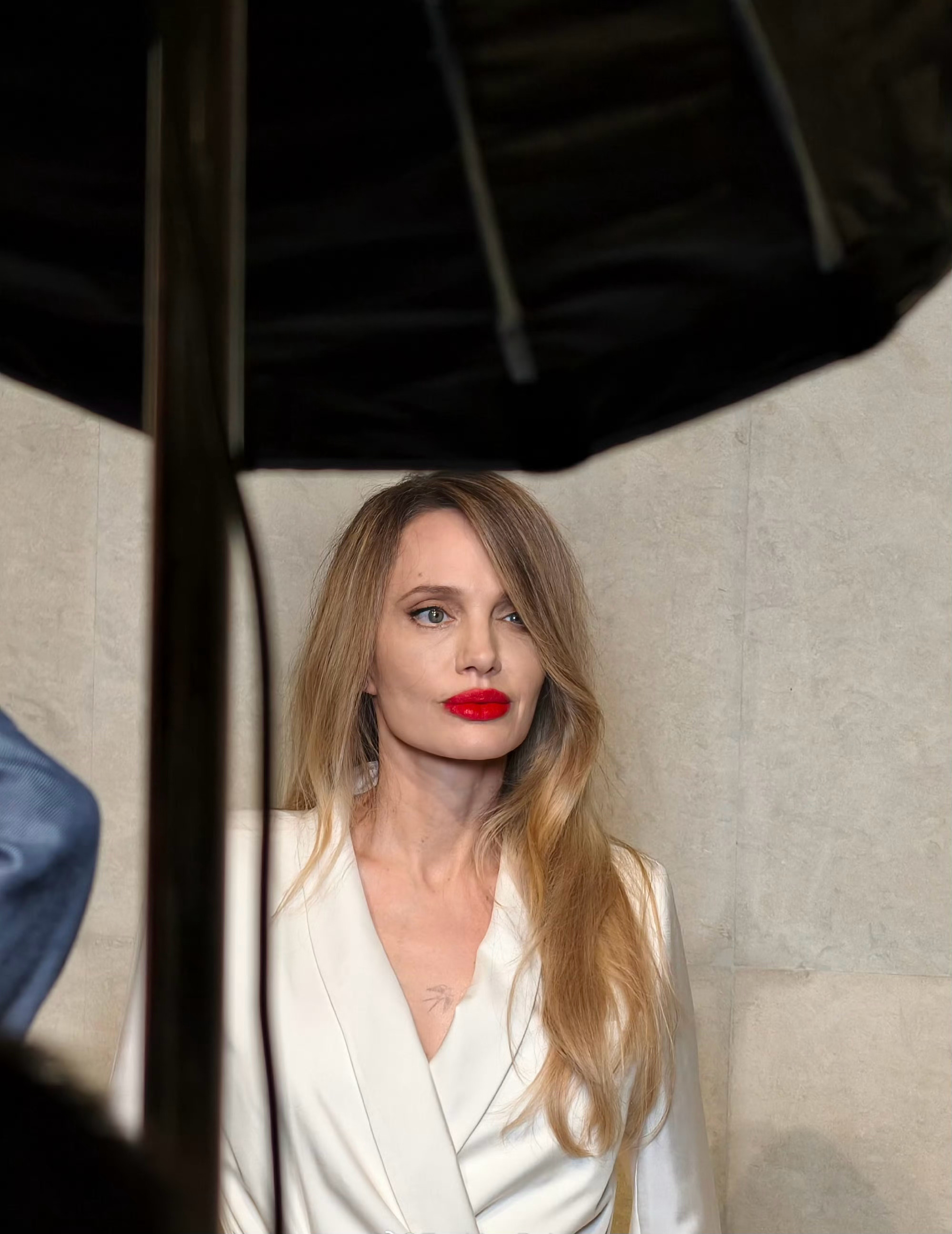 Angelina Jolie一身白裙搭配红唇造型亮相上海TOM FORD BEA