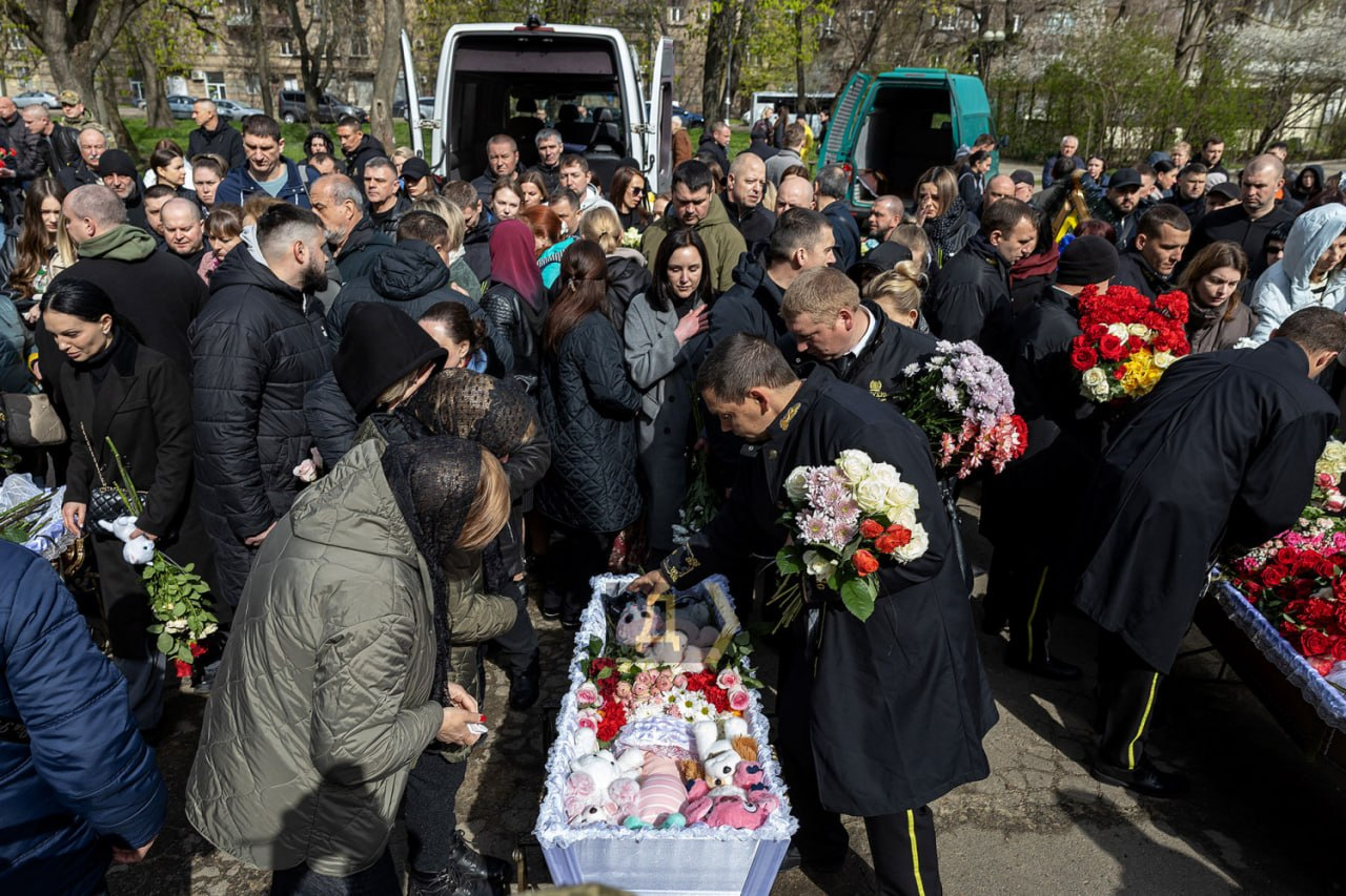 乌克兰敖德萨州当局通报，4月6日凌晨，俄罗斯对敖德萨发动无人机袭击，造成至少3人