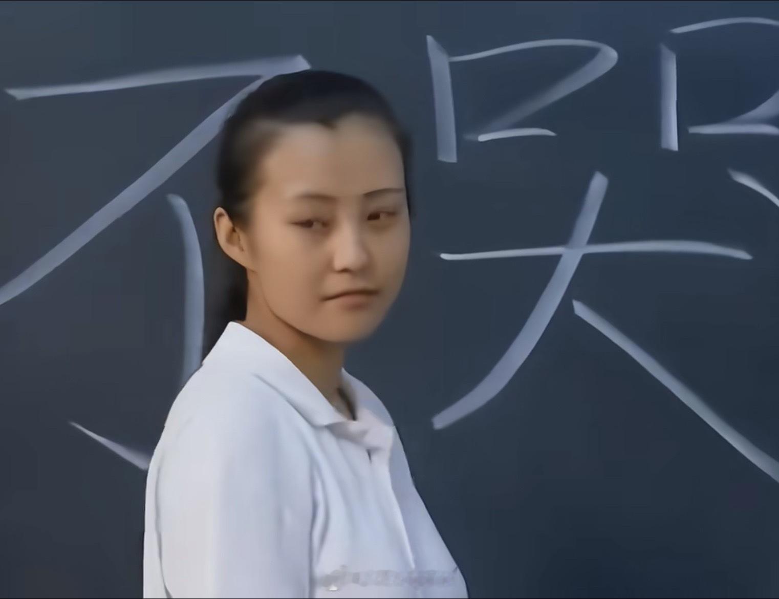 《十七岁不哭》，那个年代这个发饰可好看可稀罕了，一般大城市的小孩才会扎，这发型也