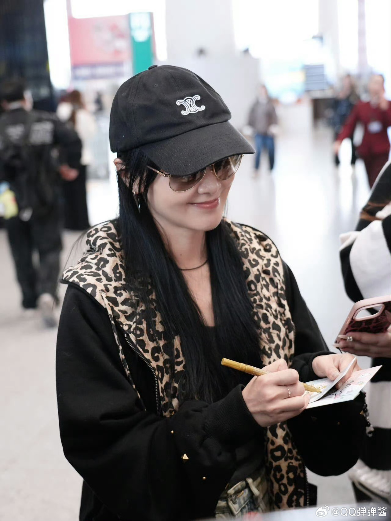 赵子琪以为机场粉丝是经纪人雇的赵子琪刚知道什么叫饭撒 赵子琪机场首遇“饭撒”，第