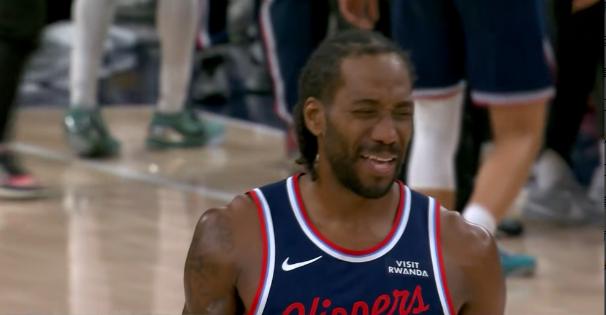 快船巨星伦纳德真是太让人心疼了！在今天快船主场迎战步行者的比赛中，当时比赛进行到