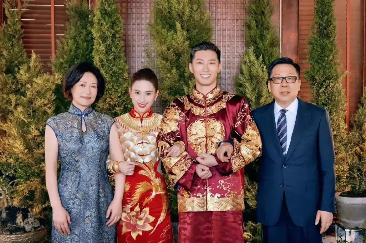 窦骁的妈妈气质太好了，是个有书卷气的富太太，个子比儿媳妇还高。

乍一看我以为是