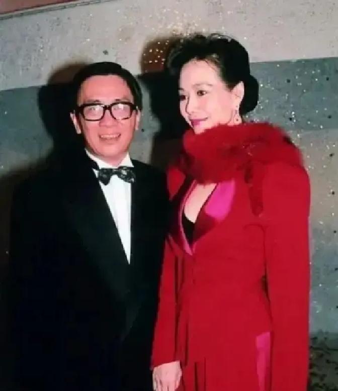 当年，黄霑追求林燕妮，林燕妮不屑地说:“我不与有家室的男人谈情说爱。” 黄霑马上